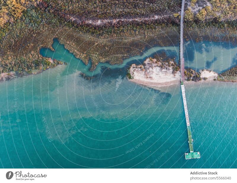 Tropische Küstenlinie mit Pier im Meer MEER tropisch marin Wasser Sommer Tourismus Resort hafen el rompido Huelva Spanien Europa Insel Bucht malerisch aqua