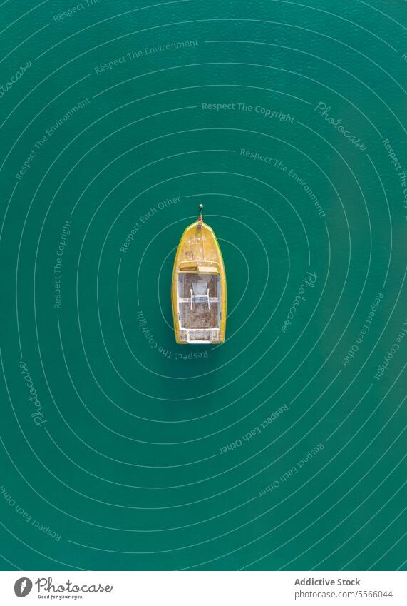 Gelbes Fischerboot im türkisfarbenen Wasser des Ozeans Motorboot Maure Boot MEER Meer marin Fischen nautisch el rompido Huelva Spanien Europa tropisch exotisch