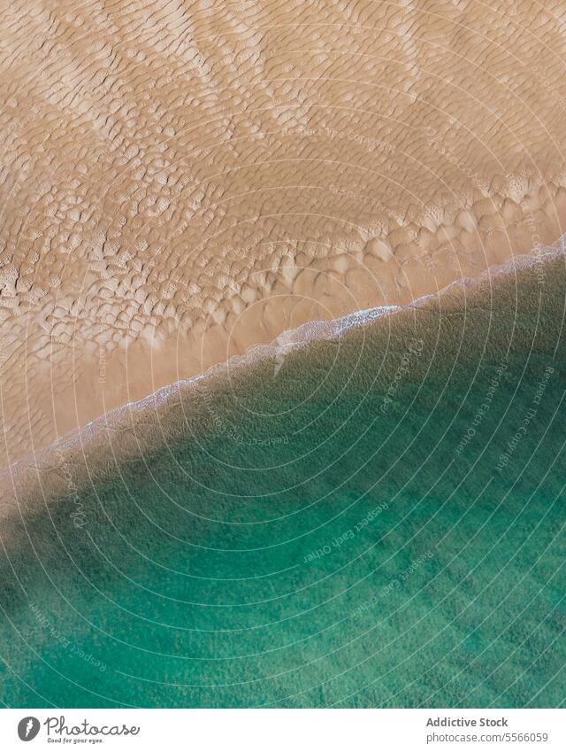 Sandstrand des türkisfarbenen Meeres im Sommer MEER Strand rau Rippeln Ufer Uferlinie Küste Resort el rompido Huelva Spanien Europa Insel malerisch Meerwasser