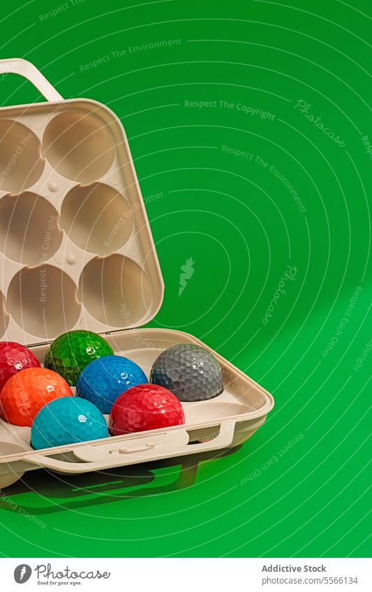 Set von bunten Golfbällen in Box mit Golfschläger Ball Spiel Sport Kunststoff Gerät spielen Aktivität hell Farbe Oberfläche Objekt Kulisse Design Container