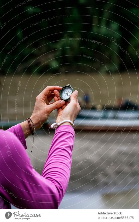 Crop unerkennbar Frau mit Vintage-Uhr reisen Kompass Menschen Händchenhalten Natur altehrwürdig Regie Abenteuer sich orientieren retro Reisender erkunden