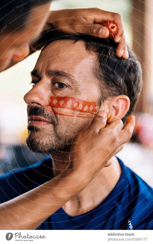 Bärtiger Mann malt auf Gesicht Farbe Tradition Kunst Lebensmitte lässig reif Stil Kultur perfekt Dekor Kopfschuss Frisur Gesichtsbehandlung traditionell