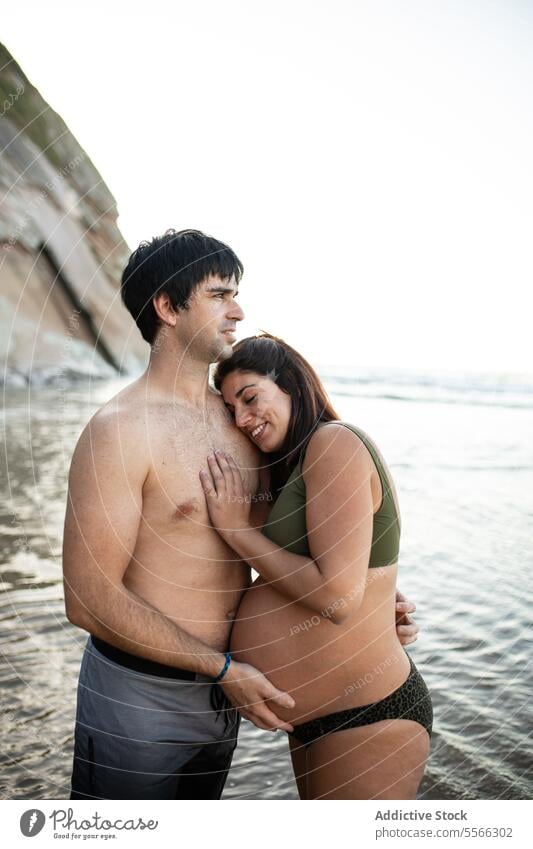Mann berührt den Bauch einer schwangeren Frau am Meeresufer Paar MEER Sonnenuntergang berühren Zusammensein Liebe Schwangerschaft Abend Angebot Sommer