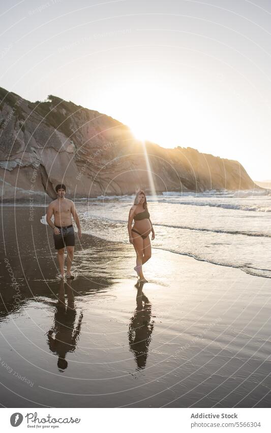 Schwangere Paar zu Fuß in der Nähe von Meer bei Sonnenuntergang Spaziergang MEER Schwangerschaft Zusammensein Liebe Küste Partnerschaft Mann Frau Ufer schwanger