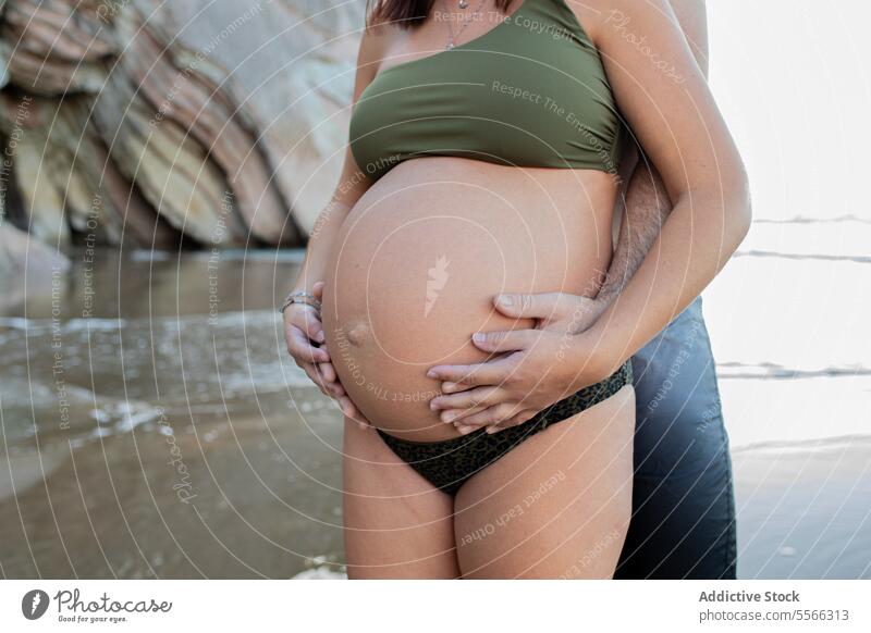 Anonymer Mann berührt den Bauch einer schwangeren Frau Paar Bauch anfassen Schwangerschaft warten erwarten Kinderkriegen pränatal Liebe Streicheln mütterlich