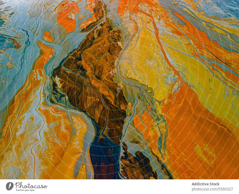 Ein Fluss, der durch ein gelbes und blaues Feld fließt Roter Fluss Landschaft Natur Wasser farbenfroh Verschmutzung Kunst pulsierend Gelassenheit friedlich