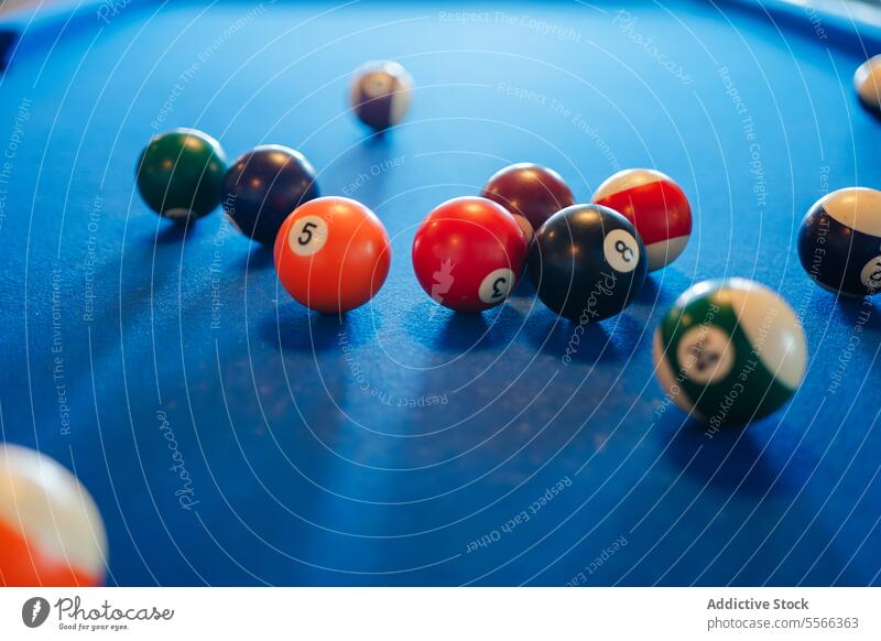 Bunte Billardkugeln auf blauem Billardtisch Pool Tisch Freizeit entspannend Erholung Pub spielen im Innenbereich Spiel Sport Snooker farbenfroh Ball Farbe