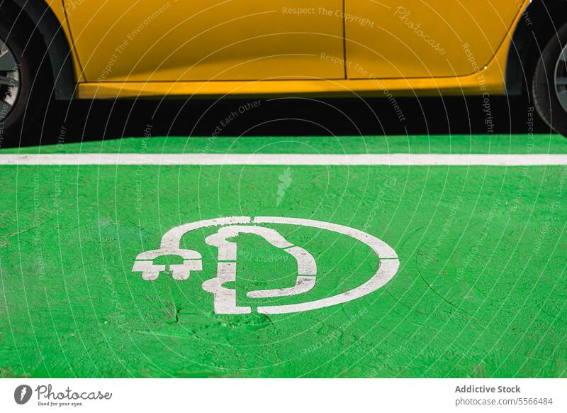 Schild für Elektroauto-Ladegerät am Boden PKW elektrisch Gebühr Ökologie Energie Automobil Stecker Symbol Zeichen wiederverwerten Kraft Straße Batterie