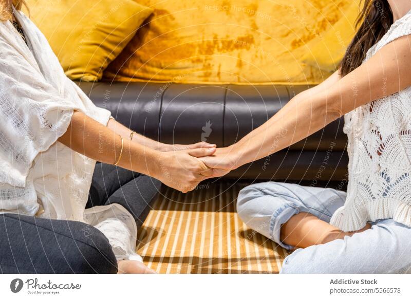 Ein paar anonyme Frauen beim Händeschütteln Hand psychologisch Therapie emotional abstützen Gespräch Sitzen Paar Zusammensein reden Beratung