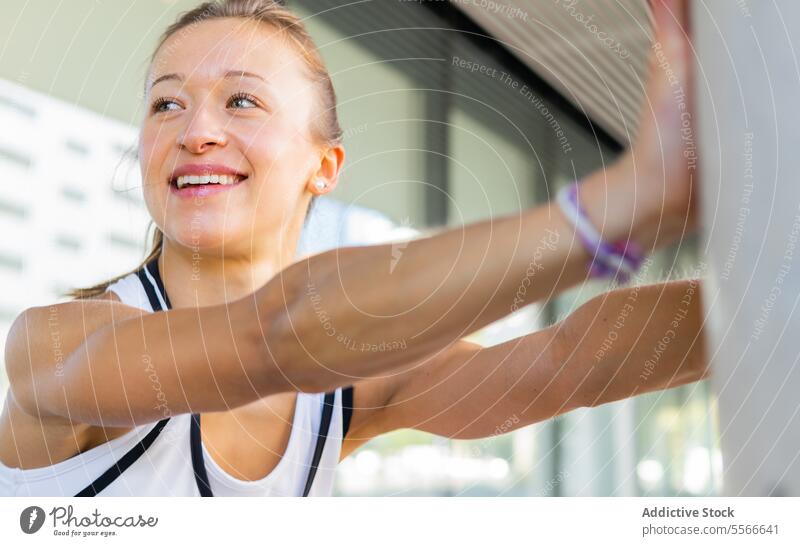 Eine Frau in einem weißen Tanktop und rosa Shorts, die sich streckt Fitness aktiv Übung Training strecken Sport Gesundheit Wellness Athlet passen Flexibilität