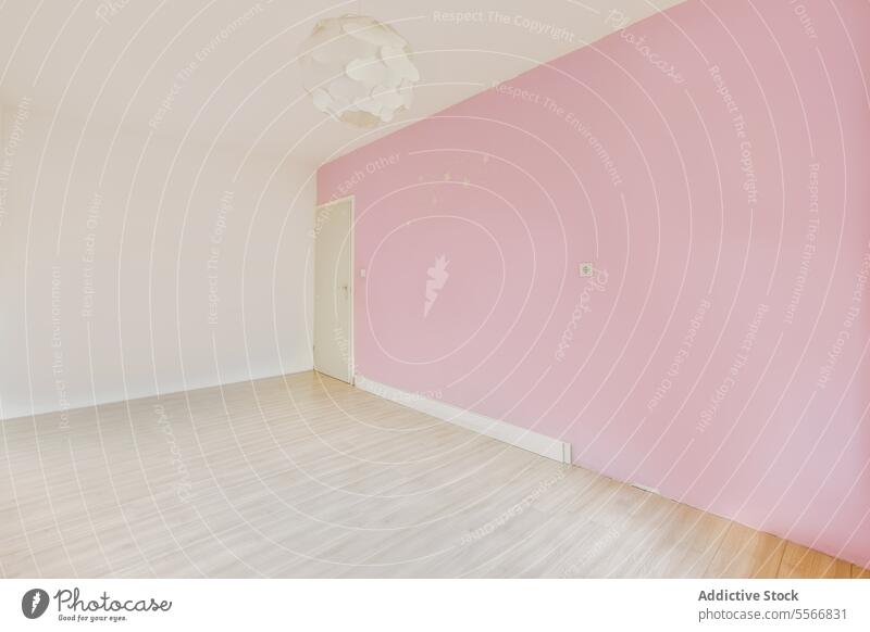 Leeres Zimmer mit rosa und weißen Wänden Raum leer Wand Parkett Stock Appartement Tür Wohnzimmer Textfreiraum Haus geräumig Innenbereich unmöbliert heimwärts