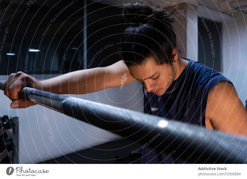 Konzentrierte Person bei der Ausübung von Sport Mann Fitnessstudio Training Fokus Curl-Hantel Griff Stärke Übung Nacht halbdunkel Licht Intensität Muskel