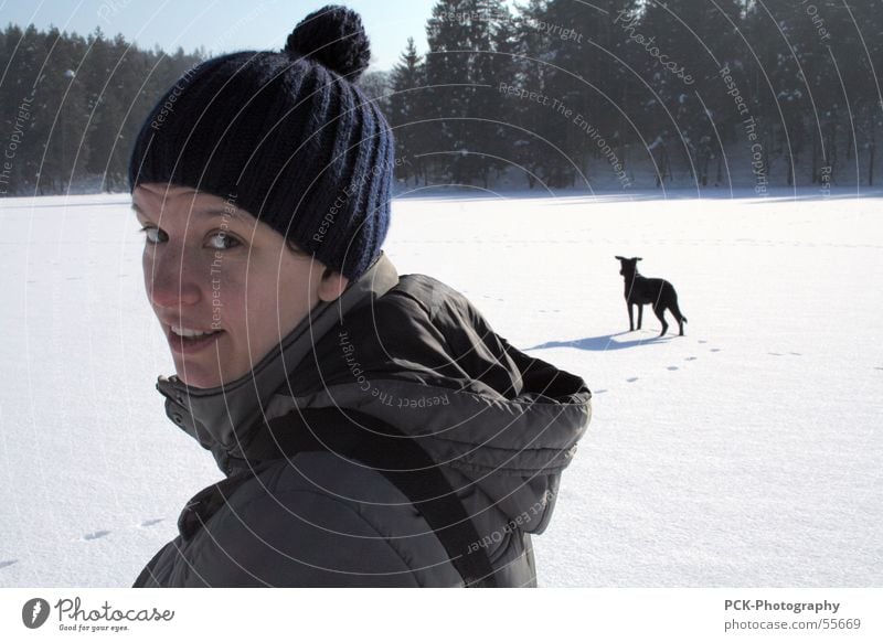winter elfin Winter Freizeit & Hobby unterwegs wandern Frau Hund Schneelandschaft kalt Eis Blick Auge Gesicht Sonne Landschaft drehbewegung Schönes Wetter