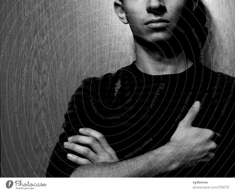 Menschenskind I Mann Porträt Stil Wand Holz Hand Körperhaltung Pullover Licht Maserung Gesicht Gesichtsausdruck Schwarzweißfoto Schatten session