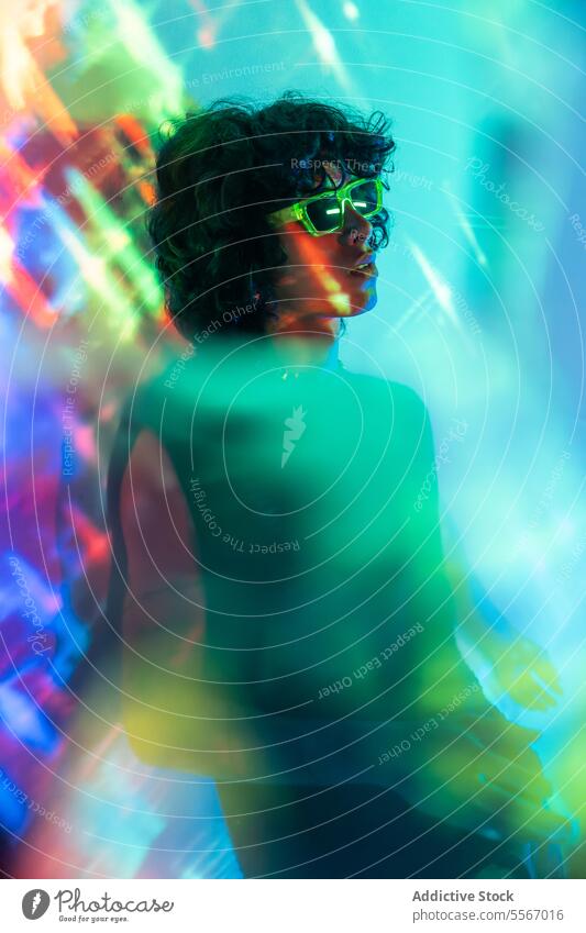Figur leuchtet mit neongrüner Sonnenbrille Mann Latein neonfarbig Porträt krause Haare glühen Licht Strahlkraft jung Mode Ambiente Stil Reflexion & Spiegelung