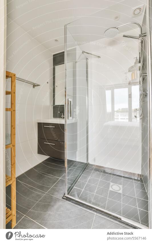 Badezimmer mit Glasduschkabine und Waschbecken Dusche Kabine Spiegel Fliesen u. Kacheln durchsichtig Sauberkeit leer Kabinett Wand Stock heimwärts Haus