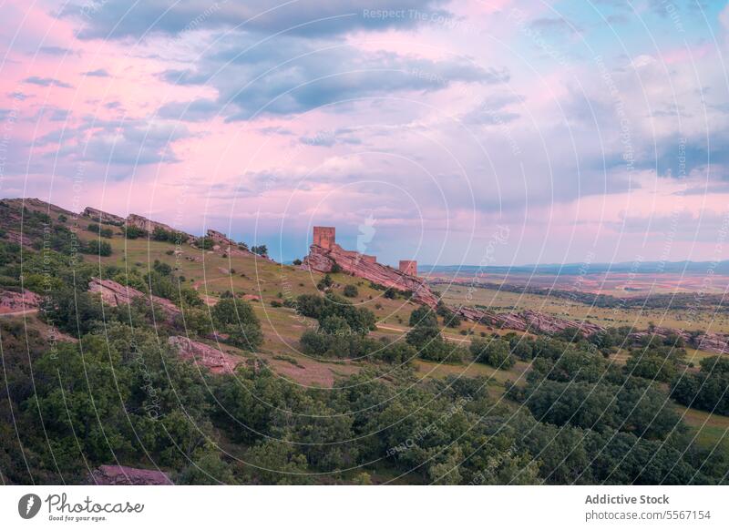 Dämmerung über der Burg von Zafra Burg oder Schloss Cuenca offen Air panoramisch Ansicht felsig Hügel Grün Pastell Himmel Festung Wahrzeichen Natur malerisch