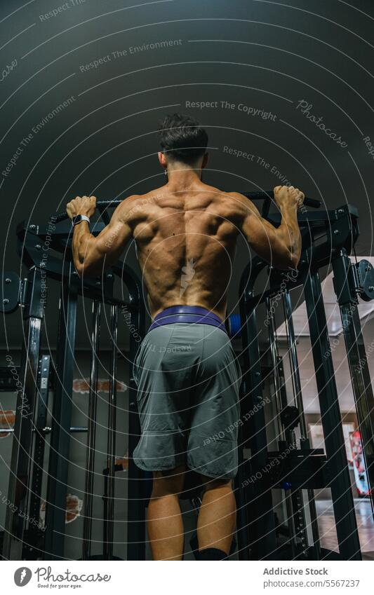 Intensives Fitnesstraining Muskel Mann Training Fitnessstudio Klimmzug Bar Rücken intensiv Stärke Übung Gesundheit Bodybuilding Opferbereitschaft Gerät Schweiß