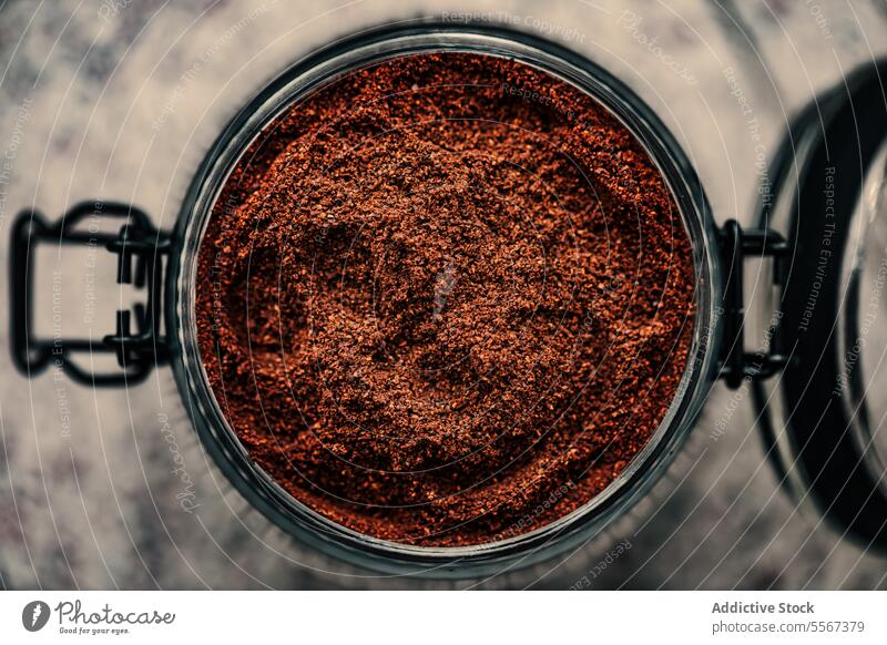 Gemahlener Kaffee in gerippter Dose Glas Boden Textur Tiefe Italienisch heimwärts unabhängig reich braun aromatisch gefleckt Hintergrund Bohne Frische Container