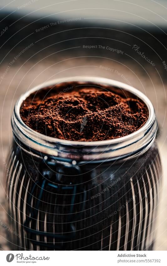 Gemahlener Kaffee in gerippter Dose Glas Boden Textur Tiefe Italienisch heimwärts Vorbereitung unabhängig reich braun aromatisch gefleckt Hintergrund Bohne