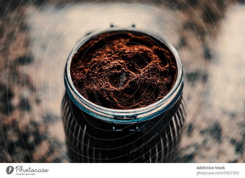 Gemahlener Kaffee in gerippter Dose Glas Boden Textur Tiefe Italienisch heimwärts Vorbereitung unabhängig reich braun aromatisch gefleckt Hintergrund Bohne