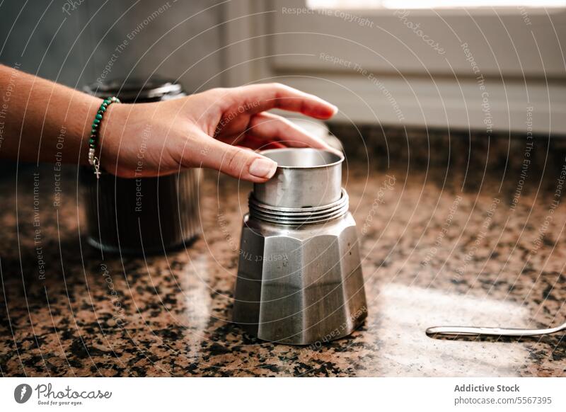 Zusammenbau einer Mokkakanne zu Hause Hand Topf Italienisch Kaffee Küche Abfertigungsschalter heimwärts verschwommen Hintergrund Küchengeräte Prozess Getränk