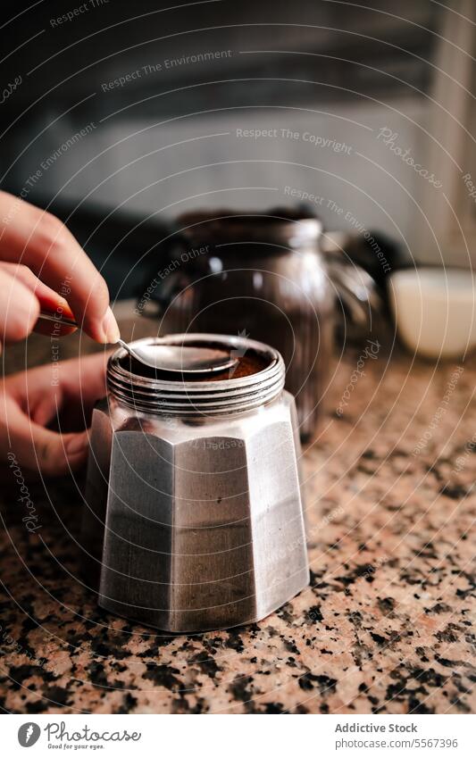 Espressokocher versiegeln Hand Löffel Kaffee Glas Herstellerin Herdplatte Arbeitsplatte Nahaufnahme Italienisch Küche Vorbereitung Siegel offen rostfrei Stahl