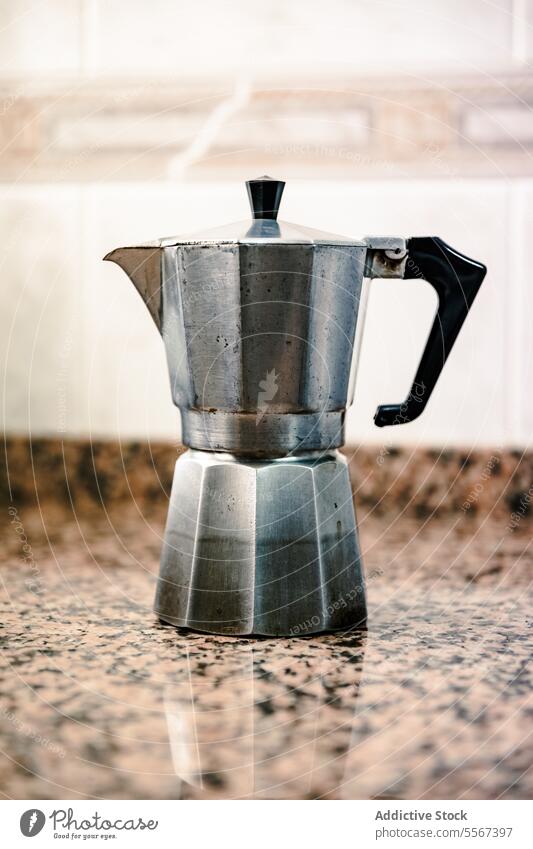 Alte Mokkakanne auf Granit Topf Kaffee Herstellerin altehrwürdig Silber Leichtmetall Arbeitsplatte Küche Espresso brauen Handgriff Metall Italienisch Design