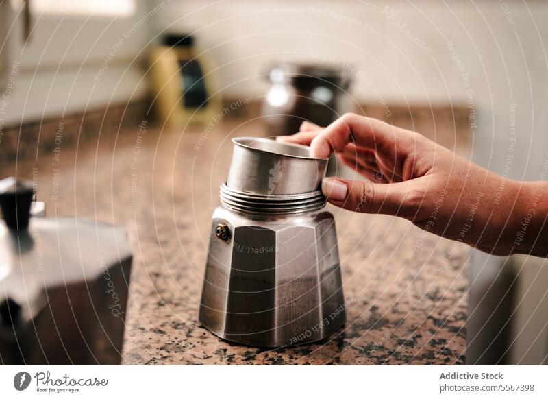 Zusammenbau einer Mokkakanne zu Hause Hand Topf Italienisch Kaffee Küche Abfertigungsschalter heimwärts verschwommen Hintergrund Küchengeräte Prozess Getränk