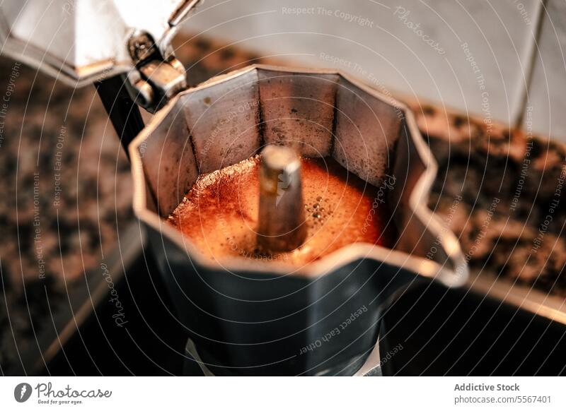 Brauereimoment eingefangen Kaffee brauen Espresso Herdplatte Herstellerin Schaumblase Aroma reich Textur Nahaufnahme Metall Verdunstung Italienisch heimwärts