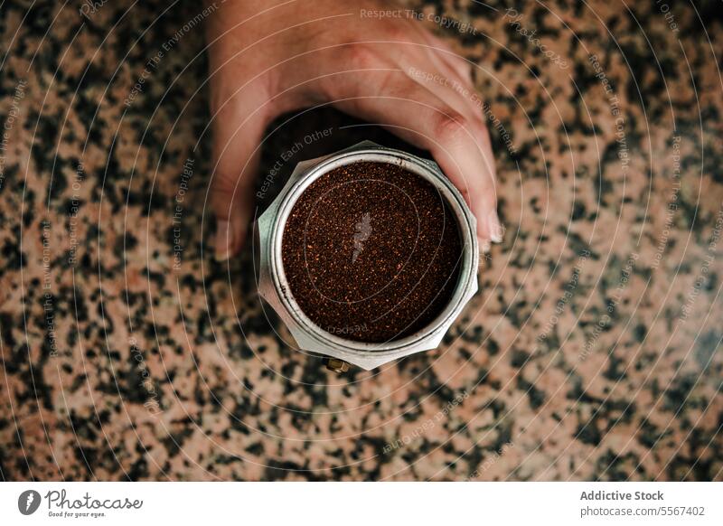 Zubereitung von frischem Kaffeesatz Hand Boden Espresso Herstellerin Herdplatte Arbeitsplatte Nahaufnahme Italienisch Glas Siegel Vorbereitung rostfrei Stahl