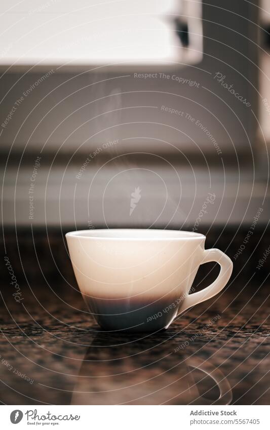 Gedämpfte Gelassenheit Tasse Verdunstung Kaffee weiß Arbeitsplatte Granit Licht Ambiente Morgen Windstille Ritual Keramik Handgriff Getränk