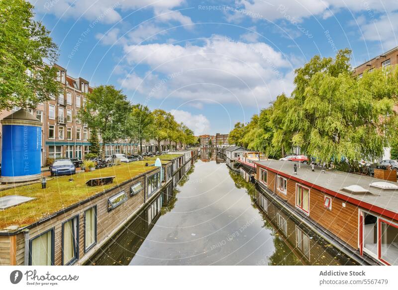 Hausboote auf dem Kanal in der Stadt vertäut Boot Großstadt Wasser Blauer Himmel Baum Gebäude Struktur Architektur Tag reisen außerhalb Außenseite tagsüber