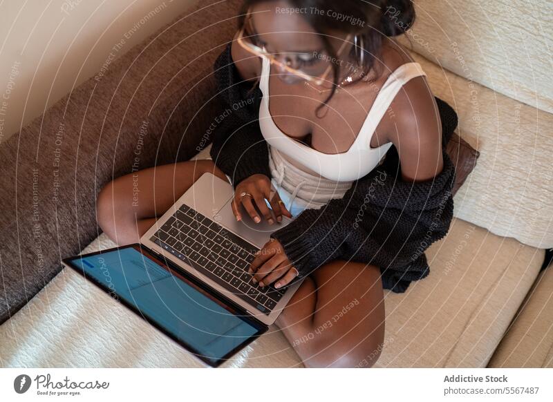 Schwarze Frau arbeitet am Laptop Afroamerikaner Dame Tippen entspannt heimwärts Arbeit Keyboard Fokus gold Ring Nahaufnahme ethnisch Komfort schwarz abgelegen