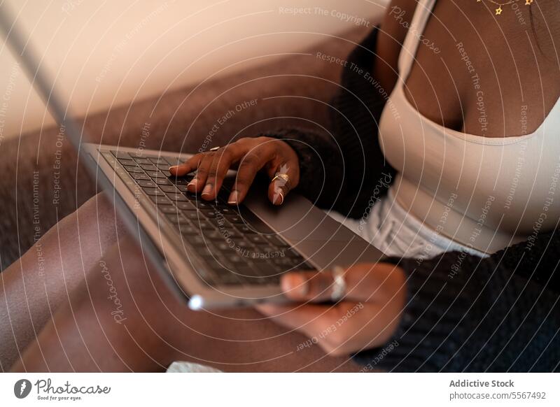 Anonyme afrikanische Frau arbeitet am Laptop Afroamerikaner Dame Tippen entspannt heimwärts Arbeit Keyboard Fokus gold Ring Nahaufnahme ethnisch Komfort schwarz