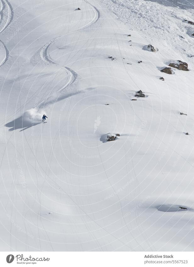 Snowboarder beim Fahren am Berghang im Urlaub unkenntlich Berge u. Gebirge Person Schnee Reiten deckend Snowboarding warm Anzug Schweizer Alpen Sport Lifestyle