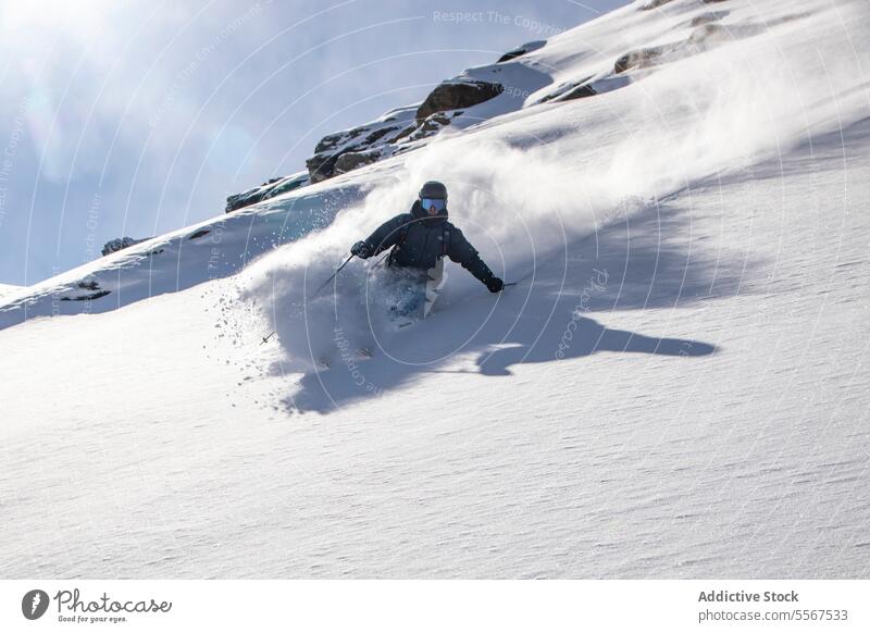 Person beim Snowboarden in einer verschneiten Landschaft im Urlaub Snowboarding unkenntlich Ski Natur Berge u. Gebirge Gerät Snowboarder Ganzkörper sonnig
