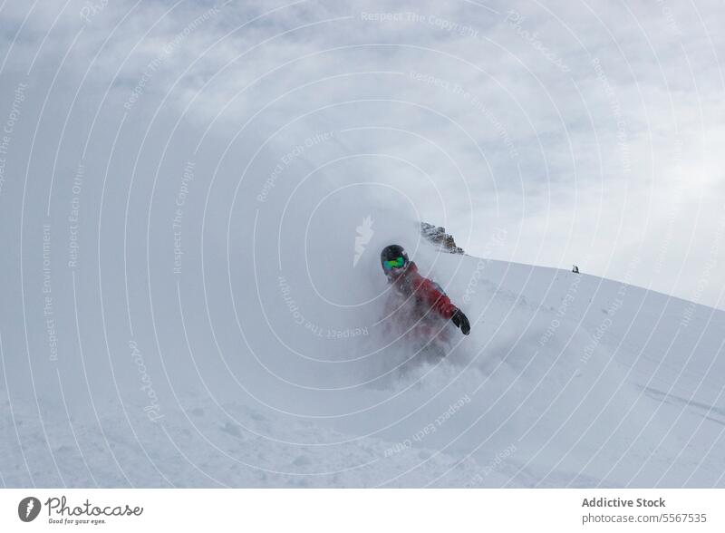 Person beim Skifahren auf Pulverschnee in den Bergen im Urlaub unkenntlich Abenteuer Berge u. Gebirge Gerät Skifahrer wandern Natur Winter Schnee Lifestyle