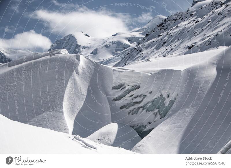 Berg und Landschaft mit Schnee bedeckt gegen den Himmel malerisch Ansicht Berge u. Gebirge Ambitus Felsen deckend wolkig Schweizer Alpen Gipfel Top Winter Cloud