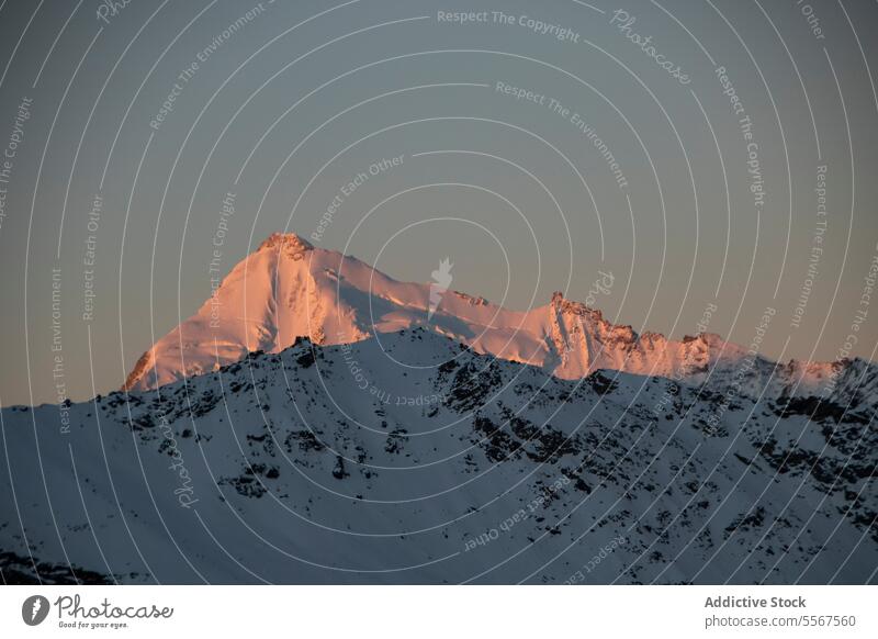 Berg und Landschaft mit Schnee bedeckt gegen blauen Himmel malerisch Ansicht Sonnenuntergang Berge u. Gebirge Ambitus Felsen deckend Schweizer Alpen Gipfel Top