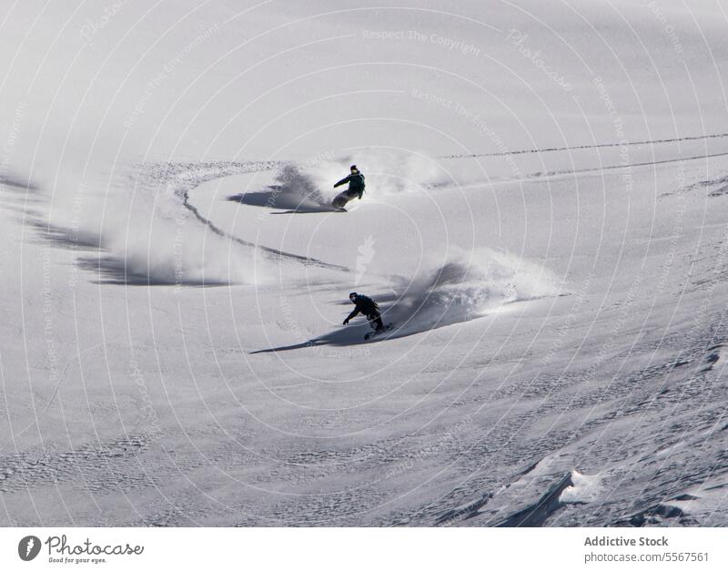 Menschen Snowboarding auf Schnee bedeckte Landschaft im Urlaub unkenntlich Ski Natur Berge u. Gebirge Gerät Snowboarder Ganzkörper sonnig Winter Lifestyle