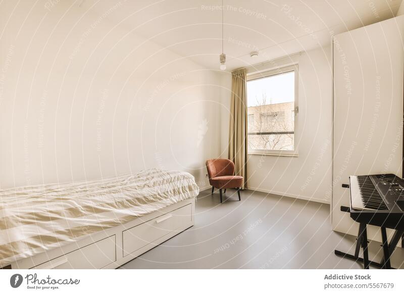 Weißes Schlafzimmer mit kleinem Bett und Klavier Stuhl Fenster Gardine weiß Wand Haus Musical Instrument Taste rot Möbel geräumig hell Stock Stil modern