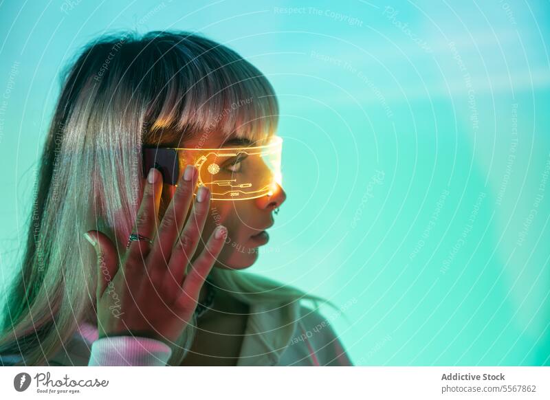 Frau mit futuristischer VR-Brille jung Leuchtdiode Virtuelle Realität selbstbewusst Porträt Schutzbrille Stil modern Licht leuchten cool Headset Simulator