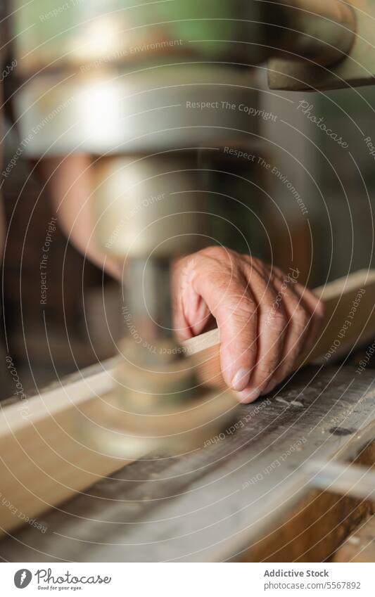 Detail einer unkenntlichen Schreinerhand in der Werkstatt von Toledo Hand Nahaufnahme Schreinerei Holz Maschine Werkzeug Detailaufnahme Anleitung Nutzholz Fokus