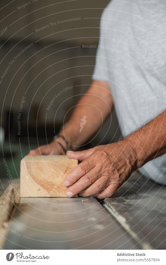 Unbekannter Tischler bereitet Holz in einer Werkstatt in Toledo vor Mann Zimmerer Säge Fokus Vorbereitung geschnitten Klotz Gerät Werkzeug Hobelbank Fähigkeit