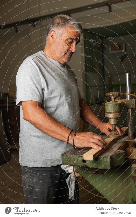 Schreiner bei der Arbeit in der Werkstatt von Toledo Mann Senior Schreinerei Holz Maschine Werkzeug männlich Handwerk Fähigkeit Fokus Kunstgewerbler Hobelbank