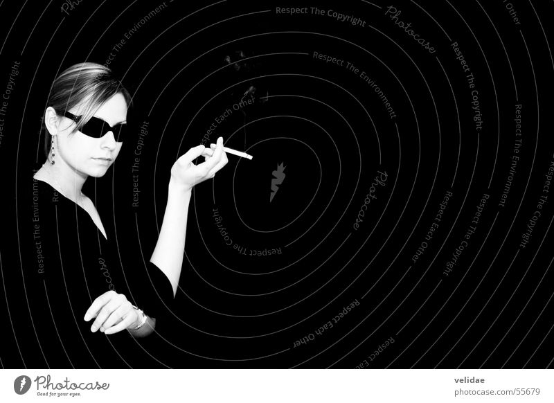 Smoking Lady Frau Hochmut Zigarette schick Sonnenbrille Accessoire teuer Innenaufnahme Porträt Vor dunklem Hintergrund modern Schwarzweißfoto elegant edel