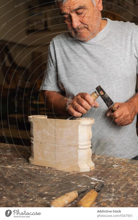 Schreiner meißelt Holz in Toledo Zimmerer Mann Werkstatt Beitel älter Schnitzereien Fähigkeit Handwerk Werkzeug Hobelbank Kunstgewerbler manuell männlich Wehen