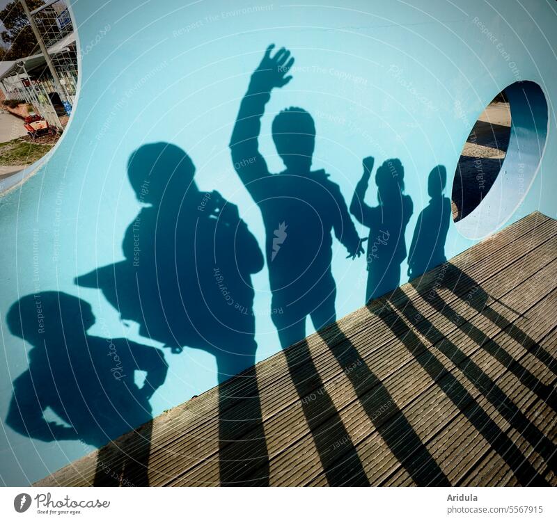 Schatten-Familienfoto in blau türkis Eltern verzerrt Verzerrung unheimlich Geister Löcher Licht und Schattenspiel abstrakt Sonnenlicht Silhouette Kontrast