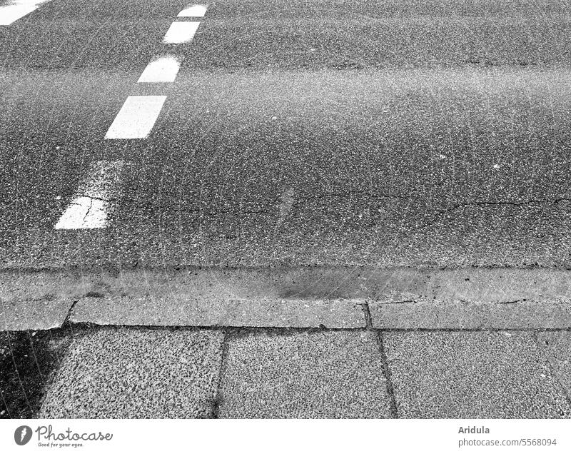 grauer Asphalt und Gehwegplatten s/w Straße Wege & Pfade Bürgersteig Verkehrswege Stadt Straßenverkehr Straßenbelag Fußweg Bordsteinkante Straßenmarkierung